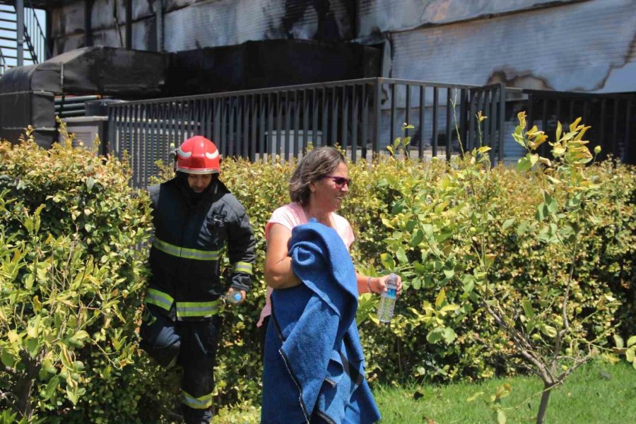 Antalya’da Kesme Çiçek İşleme Tesisi Alev Alev Yandı