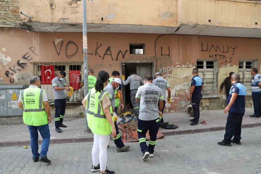 Mersin’de Bir Evden 10 Ton Çöp Çıkarıldı