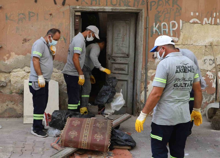 Mersin’de Bir Evden 10 Ton Çöp Çıkarıldı