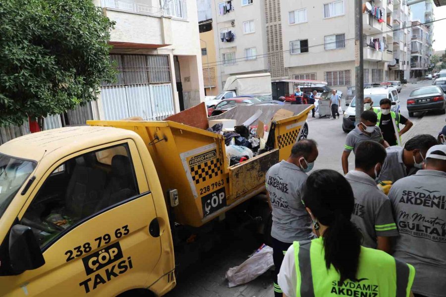 Mersin’de Bir Evden 10 Ton Çöp Çıkarıldı