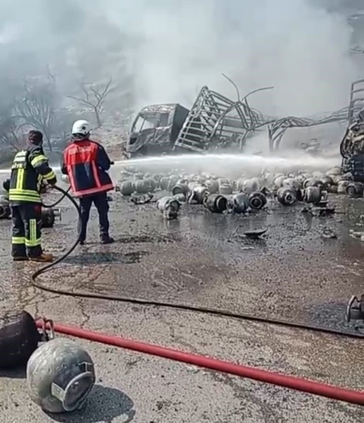 Kamyon İle Tırın Karıştığı Kaza Sonrası Tüpler Patladı, Dumanlar Kilometrelerce Uzaktan Görüldü