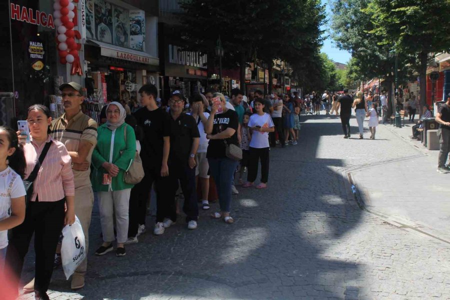 Hediye Çekilişine Katılmak İçin Uzun Kuyruklar Oluşturdular