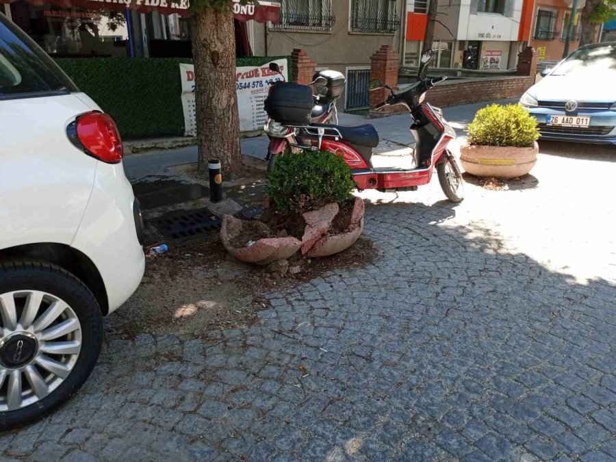 Eskişehir’de Dikkatsiz Sürücü Aracını Park Ederken Beton Saksıyı Kırdı