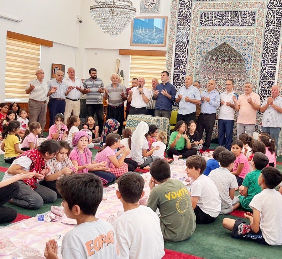 Yaz Kur’an Kursu Öğrencilerine Yemek İkramı