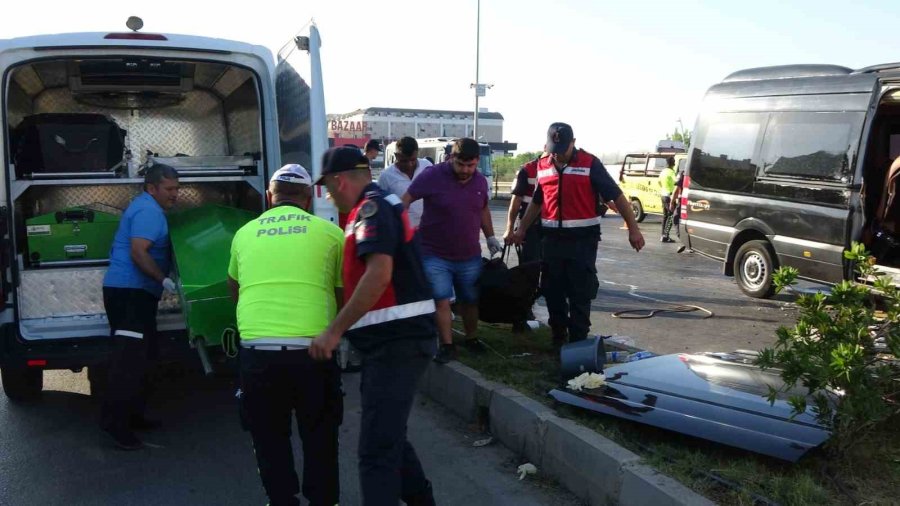 Tur Minibüsü Tıra Arkadan Çarptı: 2 Ölü, 6’sı Ağır 10 Turist Yaralı