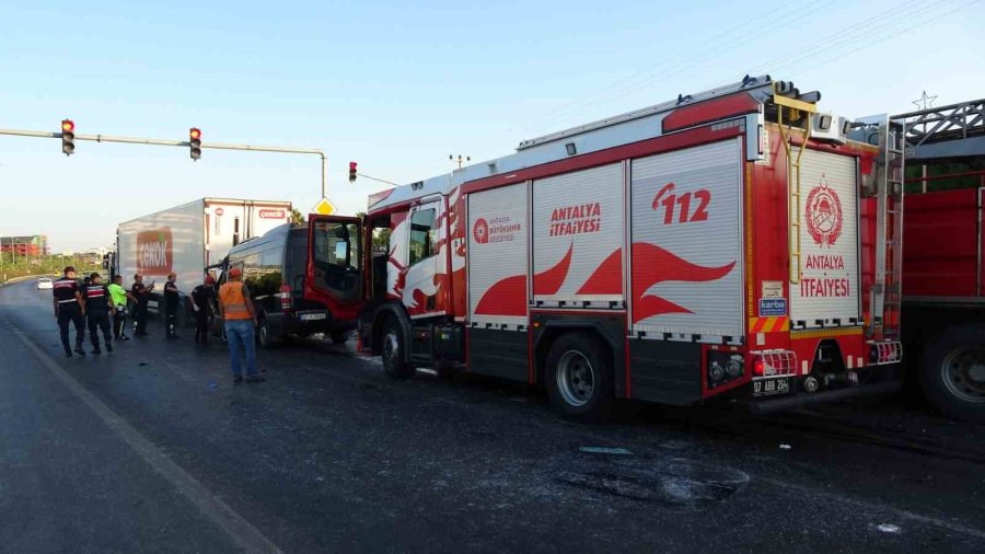 Tur Minibüsü Tıra Arkadan Çarptı: 2 Ölü, 6’sı Ağır 10 Turist Yaralı