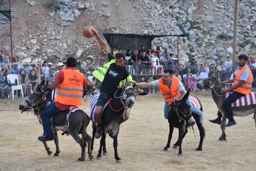 Eşek Üzerinde Ellerindeki Topla Gol Atmak İçin Çabaladılar