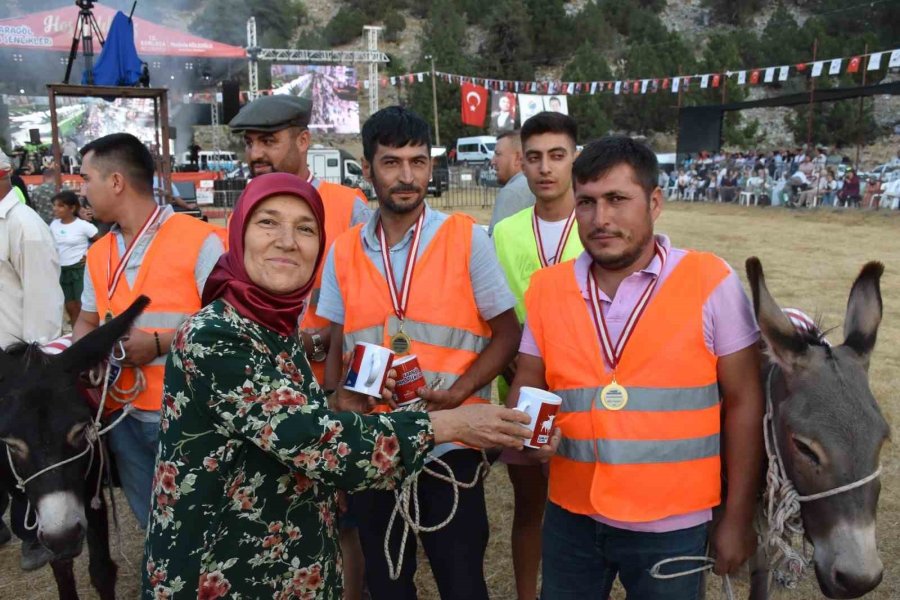 Eşek Üzerinde Ellerindeki Topla Gol Atmak İçin Çabaladılar