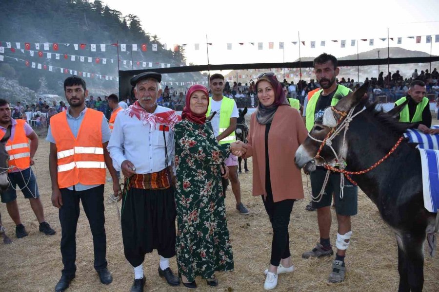 Eşek Üzerinde Ellerindeki Topla Gol Atmak İçin Çabaladılar