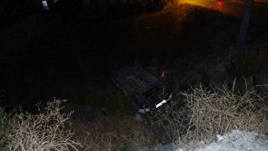 Antalya’da Otomobil Kaza Sonrası 7 Metreden Uçarak Ters Döndü: 4 Yaralı