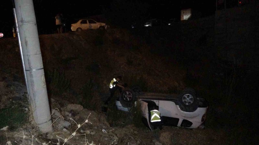 Antalya’da Otomobil Kaza Sonrası 7 Metreden Uçarak Ters Döndü: 4 Yaralı