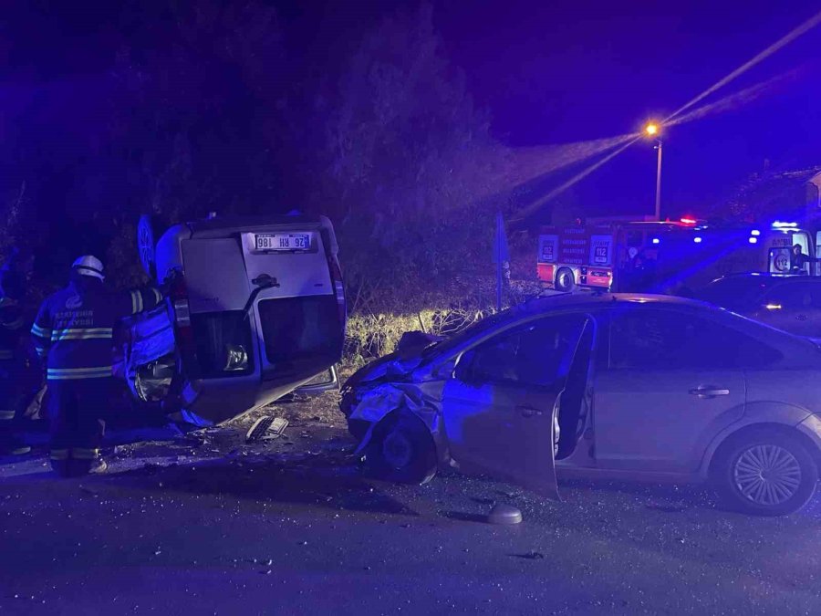 Eskişehir’de İki Araç Çarpıştı: 1’i Ağır 6 Kişi Yaralı