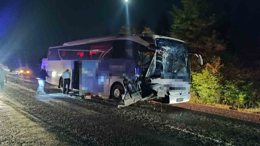 Eskişehir’de Yolcu Otobüsü İle Traktör Çarpıştı: Ölü Ve Yaralılar Var