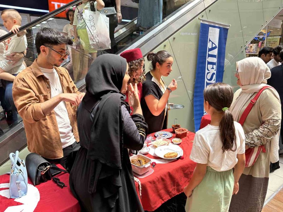 Espark Avm’de Buluşan Farklı Kültürler Vatandaşların İlgisini Topladı