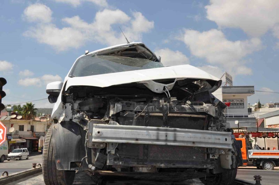 Mersin’de Tır İle Hafif Ticari Araç Çarpıştı: 5 Yaralı