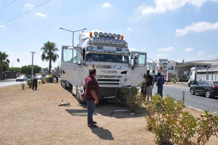 Mersin’de Tır İle Hafif Ticari Araç Çarpıştı: 5 Yaralı