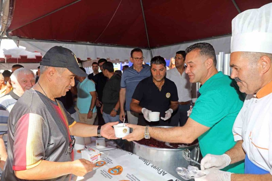 Alanya Belediyesi 5 Bin Kişilik Aşure Dağıttı