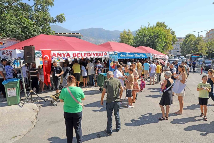 Alanya Belediyesi 5 Bin Kişilik Aşure Dağıttı