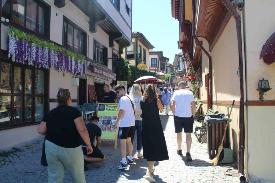 Tarihi Bölge Yerli Ve Yabancı Turistlerin Odağı Olmaya Devam Ediyor