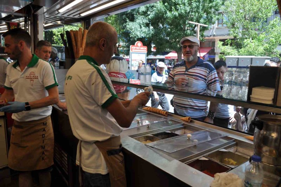 Öğlen Sıcakları Dondurmacıların İşini Gece Saatlerine Kaydırdı