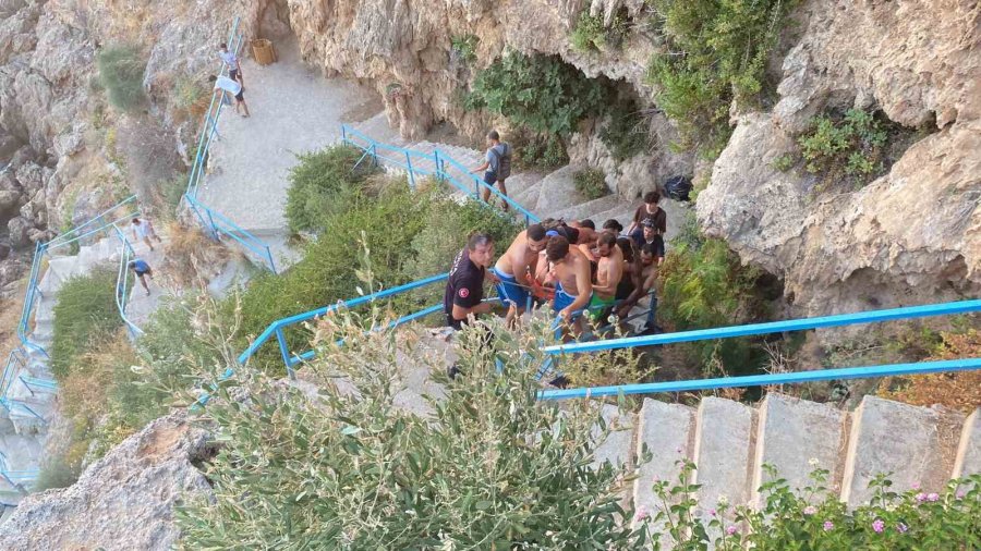 Antalya’da 40 Metrelik Falezlerden Denize Düşen Rus Kadın Turist İçin Kurtarma Seferberliği