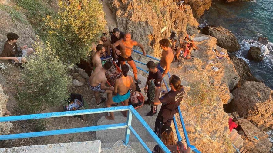 Antalya’da 40 Metrelik Falezlerden Denize Düşen Rus Kadın Turist İçin Kurtarma Seferberliği