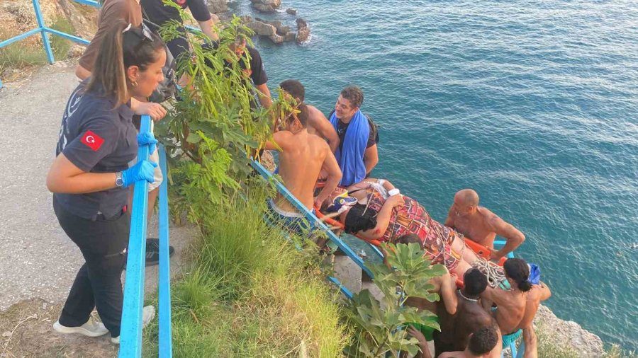 Antalya’da 40 Metrelik Falezlerden Denize Düşen Rus Kadın Turist İçin Kurtarma Seferberliği