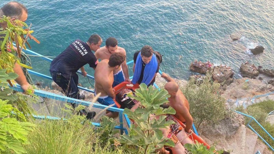 Antalya’da 40 Metrelik Falezlerden Denize Düşen Rus Kadın Turist İçin Kurtarma Seferberliği