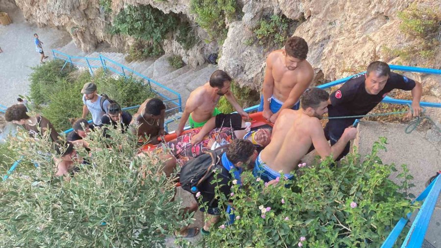 Antalya’da 40 Metrelik Falezlerden Denize Düşen Rus Kadın Turist İçin Kurtarma Seferberliği