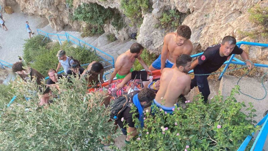 Antalya’da 40 Metrelik Falezlerden Denize Düşen Rus Kadın Turist İçin Kurtarma Seferberliği