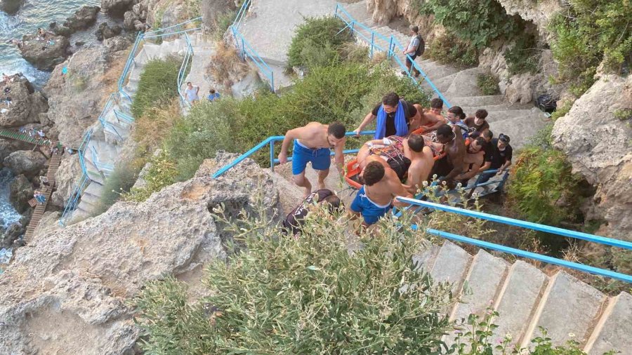 Antalya’da 40 Metrelik Falezlerden Denize Düşen Rus Kadın Turist İçin Kurtarma Seferberliği