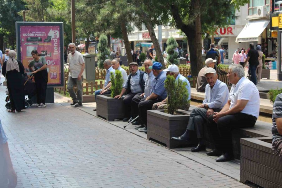 Kimi Vatandaş Sıcağı Seviyor, Kimisi İse Sıcaktan Korunuyor