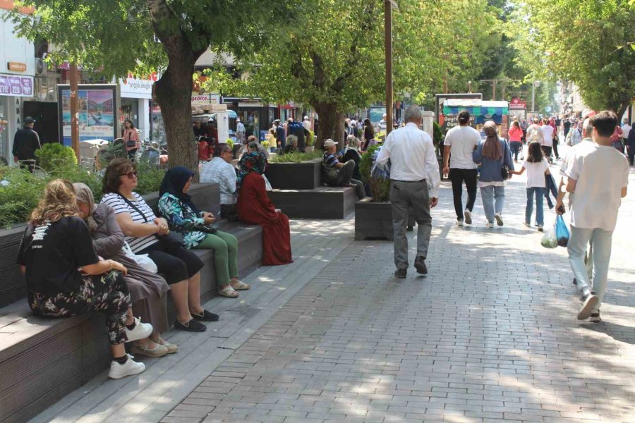 Kimi Vatandaş Sıcağı Seviyor, Kimisi İse Sıcaktan Korunuyor