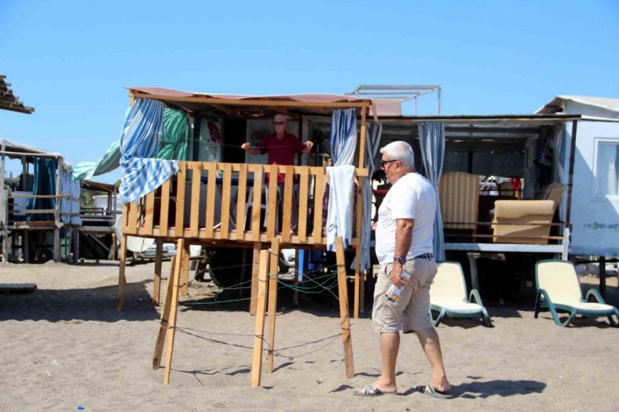 5 Yıldızlı Otellere Komşu Çardaklarda Caretta Caretta Yuvalarını Koruyarak Tatil Yapıyorlar