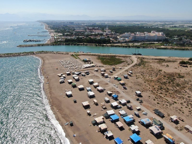 5 Yıldızlı Otellere Komşu Çardaklarda Caretta Caretta Yuvalarını Koruyarak Tatil Yapıyorlar