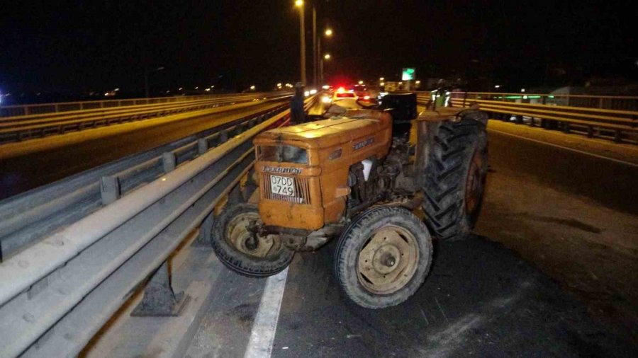 Traktör Ve Otomobil Kazasında Araçlar Hurdaya Döndü