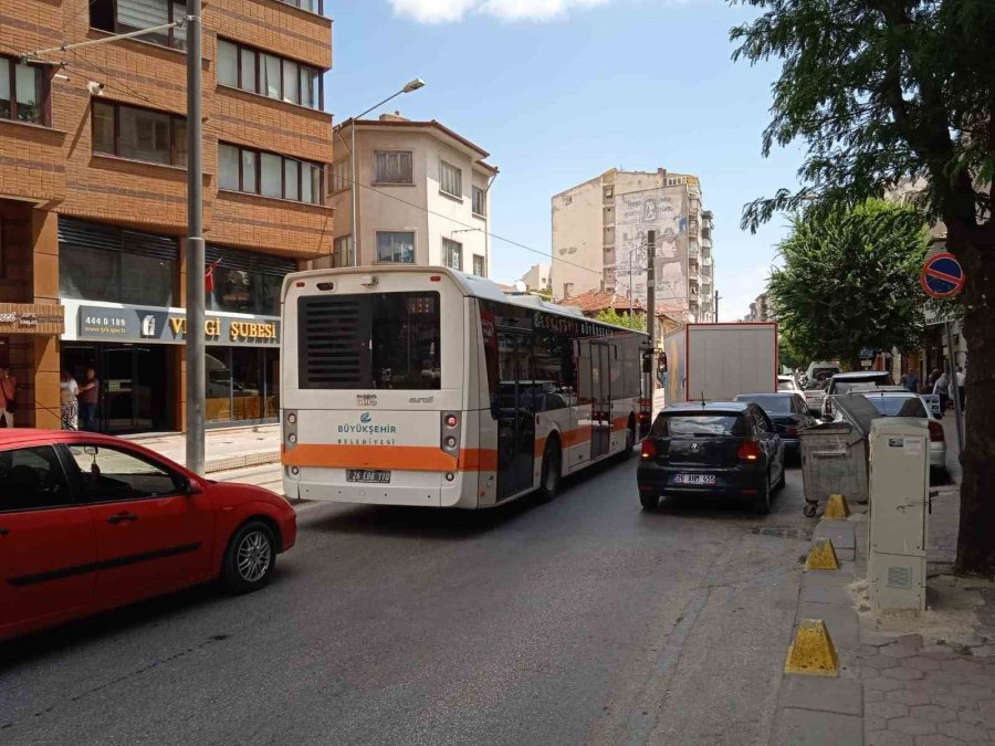 Trafik Sıkışıklığı Yaşayan Bölgeye Esnaftan ‘trafik Dubalı’ Çözüm Önerisi