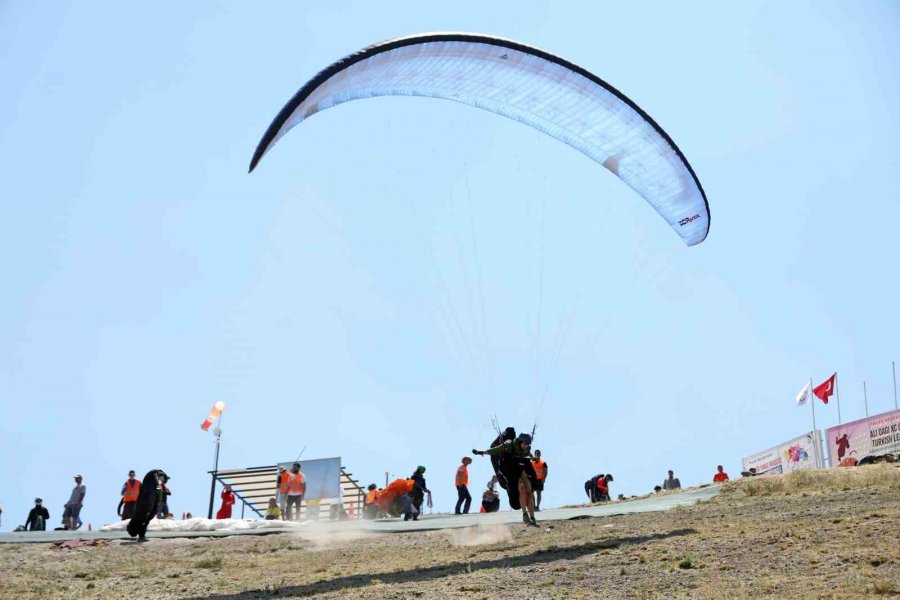 Ali Dağı’nda Yamaç Paraşütü Heyecanı Başlıyor