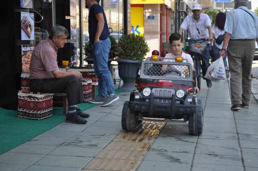 Minik Arda Akülü Aracına Adeta Gözü Gibi Bakıyor