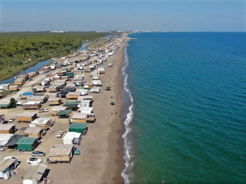 5 Yıldızlı Otellere Komşu Çardaklarda Caretta Caretta Yuvalarını Koruyarak Tatil Yapıyorlar