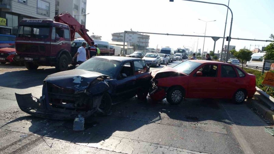 Hızını Alamadı Kırmızı Işıkta Bekleyen Araçlara Daldı: 2 Yaralı