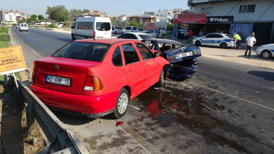 Hızını Alamadı Kırmızı Işıkta Bekleyen Araçlara Daldı: 2 Yaralı