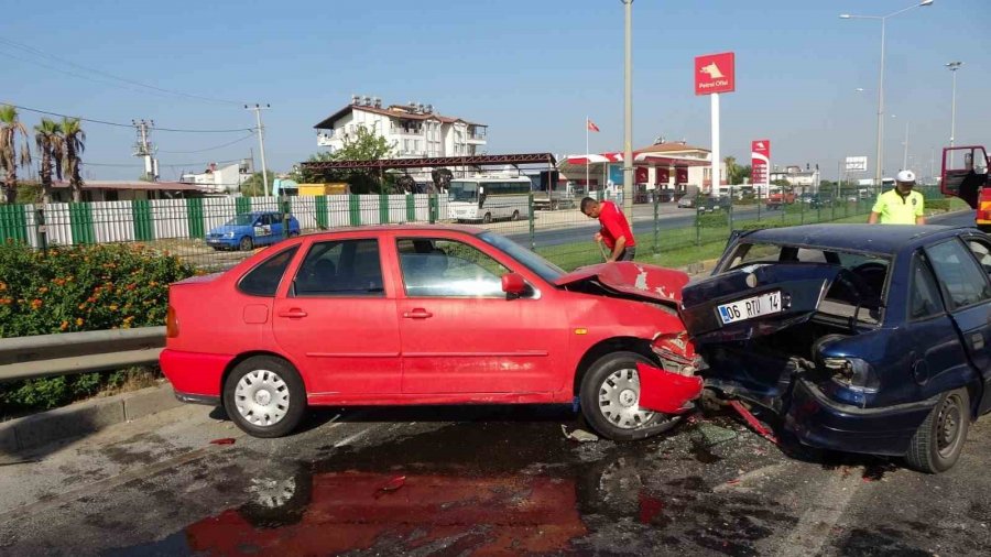 Hızını Alamadı Kırmızı Işıkta Bekleyen Araçlara Daldı: 2 Yaralı