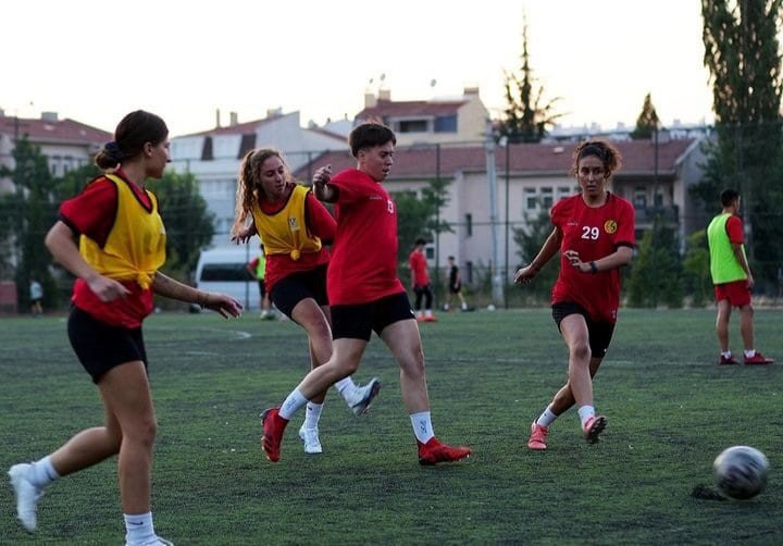 Eskişehirspor Kadın Futbol Takımı Topbaşı Yaptı