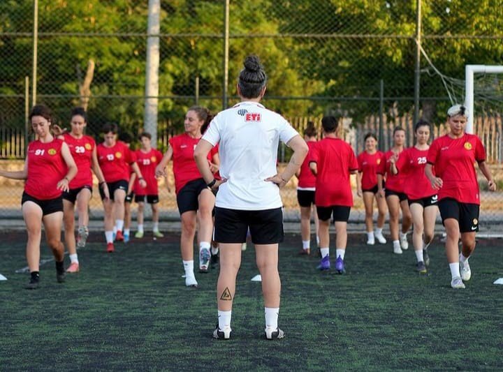 Eskişehirspor Kadın Futbol Takımı Topbaşı Yaptı