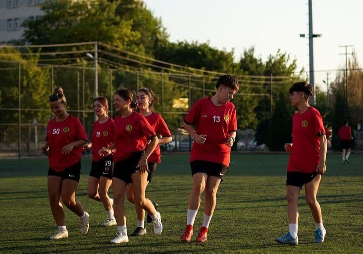 Eskişehirspor Kadın Futbol Takımı Topbaşı Yaptı