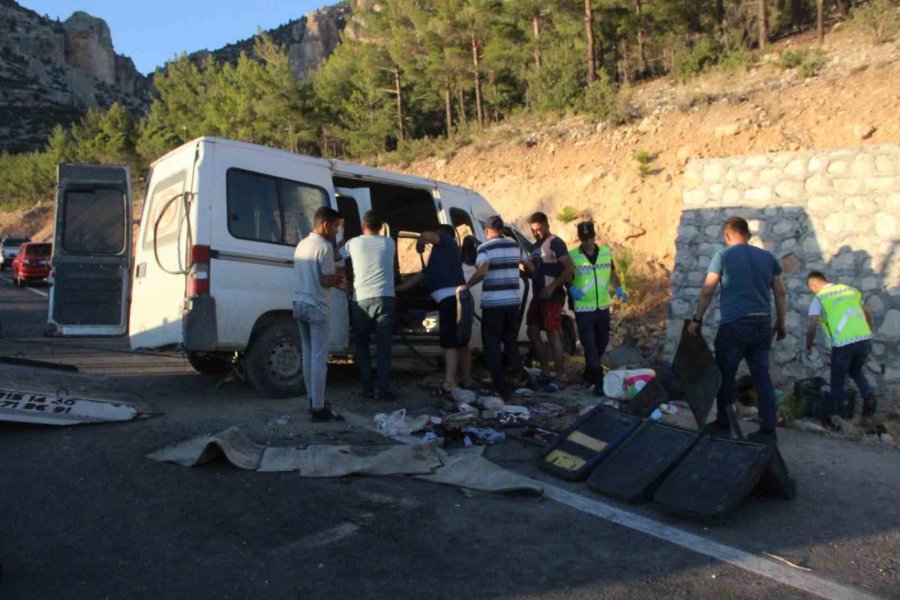 Mersin’de Tarım İşçilerini Taşıyan Minibüs Kaza Yaptı: 1 Ölü, 13 Yaralı