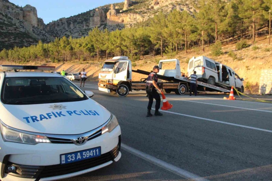 Mersin’de Tarım İşçilerini Taşıyan Minibüs Kaza Yaptı: 1 Ölü, 13 Yaralı