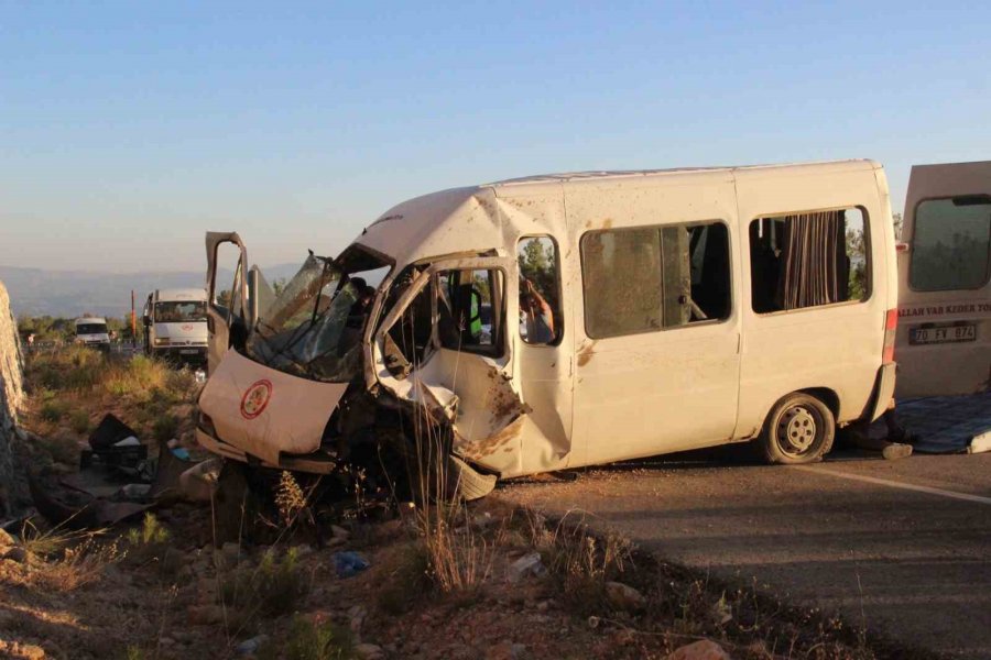 Mersin’de Tarım İşçilerini Taşıyan Minibüs Kaza Yaptı: 1 Ölü, 13 Yaralı