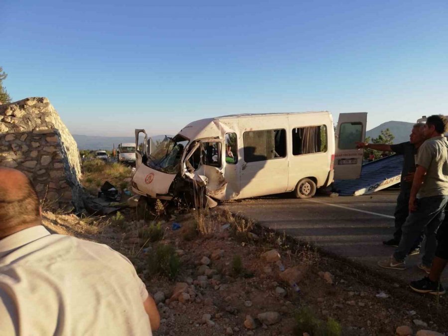 Mersin’de Tarım İşçilerini Taşıyan Minibüs Kaza Yaptı: 1 Ölü, 13 Yaralı